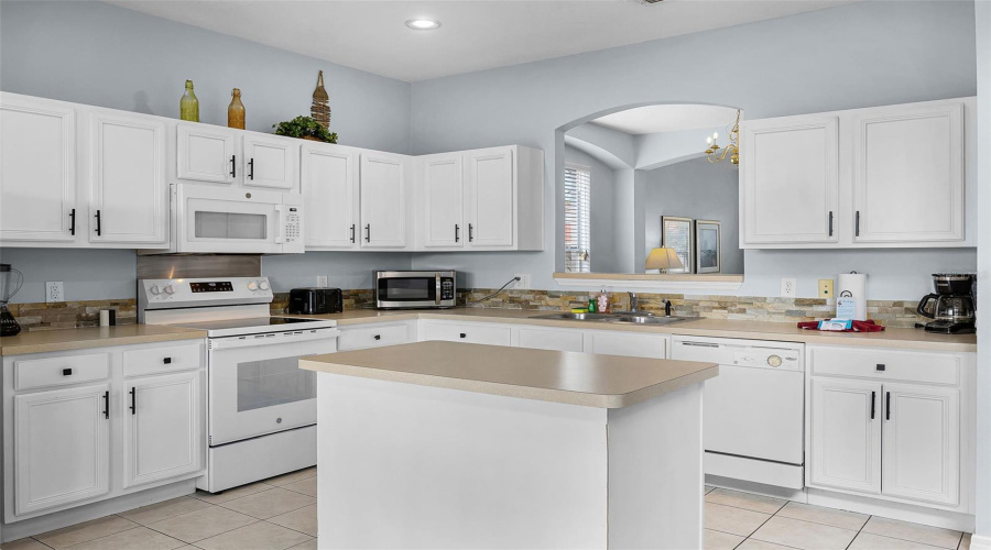 DAVENPORT, Florida 33837, 7 Bedrooms Bedrooms, ,4 BathroomsBathrooms,Residential,For Sale,ROSSO,0,MFRS5127285