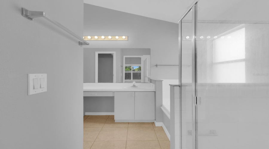 Split floor plan /2 bedrooms in the front of the house and Two more in the back.