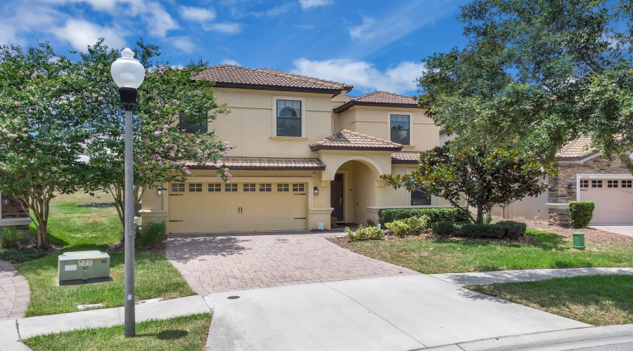 DAVENPORT, Florida 33896, 8 Bedrooms Bedrooms, ,5 BathroomsBathrooms,Residential,For Sale,MOON VALLEY,0,MFRO6312018