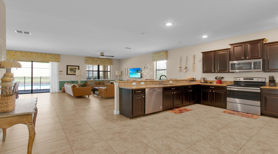 DAVENPORT, Florida 33896, 8 Bedrooms Bedrooms, ,5 BathroomsBathrooms,Residential,For Sale,MOON VALLEY,0,MFRO6312018