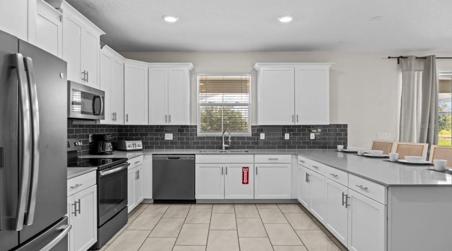 Davenport, Florida 33896, 6 Bedrooms Bedrooms, ,6 Bathroomsbathrooms,Residential,For Sale,Interlocking,Mfro6311748