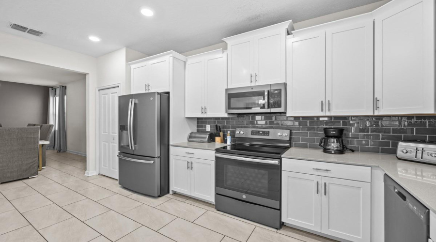 Davenport, Florida 33896, 6 Bedrooms Bedrooms, ,6 Bathroomsbathrooms,Residential,For Sale,Interlocking,Mfro6311748