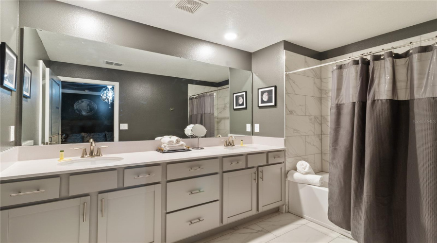 Kissimmee, Florida 34746, 5 Bedrooms Bedrooms, ,4 Bathroomsbathrooms,Residential,For Sale,Paragraph,Mfro6312942