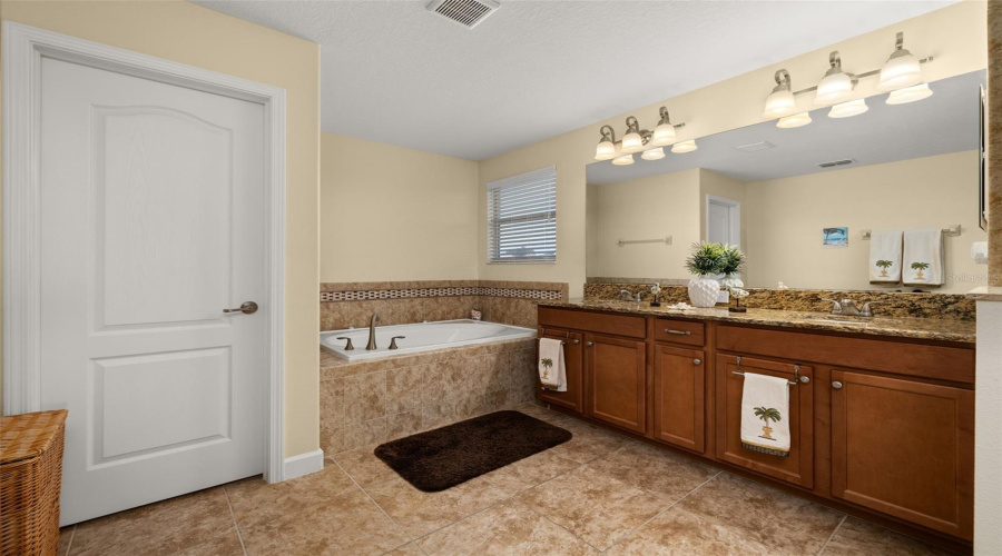 Davenport, Florida 33837, 5 Bedrooms Bedrooms, ,2 Bathroomsbathrooms,Residential,For Sale,Cortland,Mfrs5127762