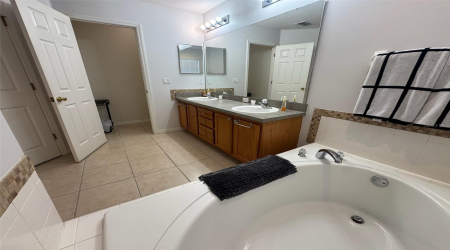Davenport, Florida 33837, 5 Bedrooms Bedrooms, ,3 Bathroomsbathrooms,Residential,For Sale,Wildflower,Mfrs5127831