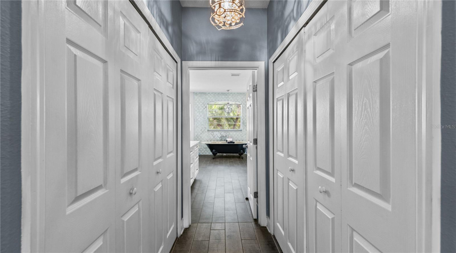 Walk-In Closet / His & Hers