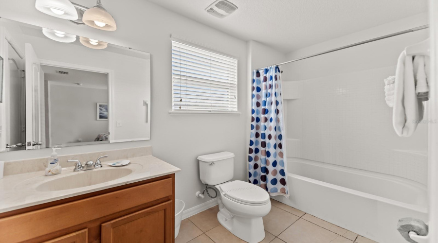 Shared Bathroom For Twin Bedroom And Queen Bedroom