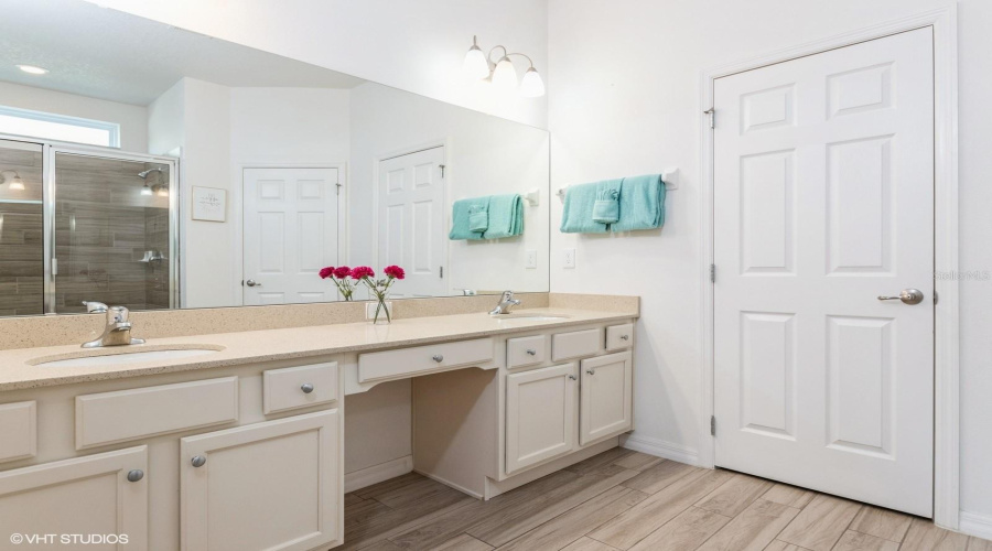 Bath 1 Downstairs (Ensuite Bed 1)
