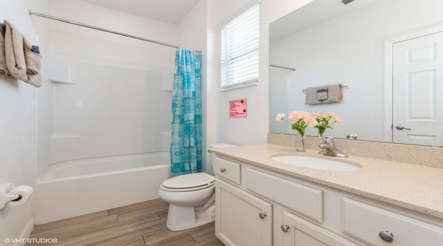 Bath 9 Upstairs (Ensuite Bed 11)