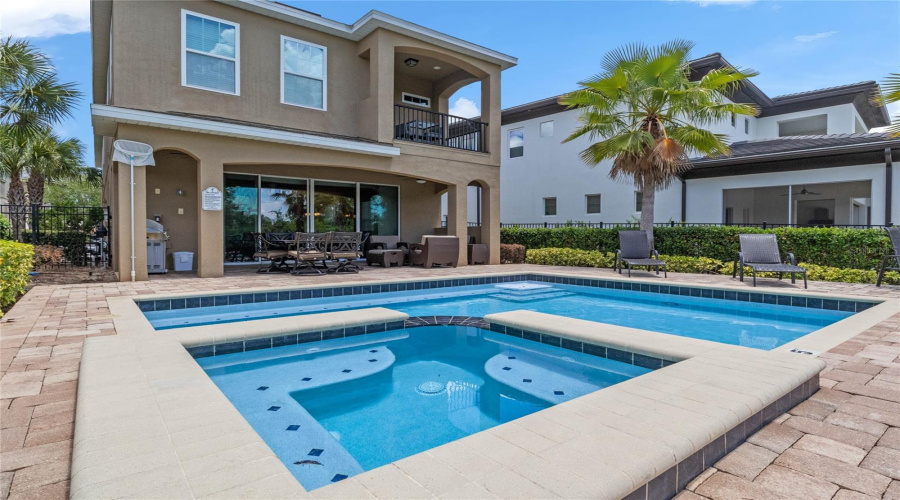 Large Pool & Jacuzzi