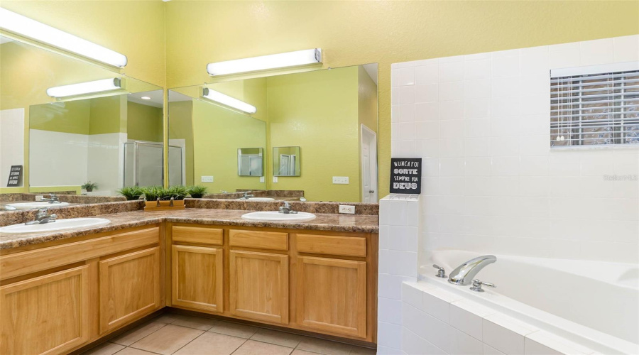Kissimmee, Florida 34747, 3 Bedrooms Bedrooms, ,2 Bathroomsbathrooms,Residential,For Sale,Treasure Trove,Mfro6314428