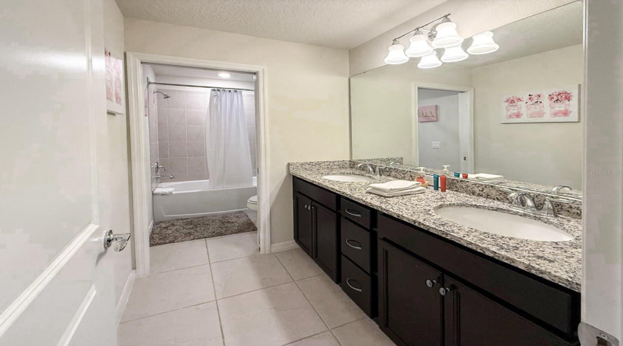 Davenport, Florida 33897, 7 Bedrooms Bedrooms, ,5 Bathroomsbathrooms,Residential,For Sale,Summer,Mfrs5128091