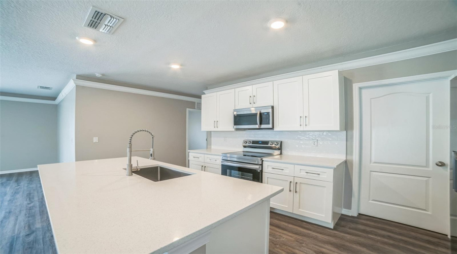 DAVENPORT, Florida 33837, 5 Bedrooms Bedrooms, ,3 BathroomsBathrooms,Residential,For Sale,EAGLEVIEW,0,MFRO6315568