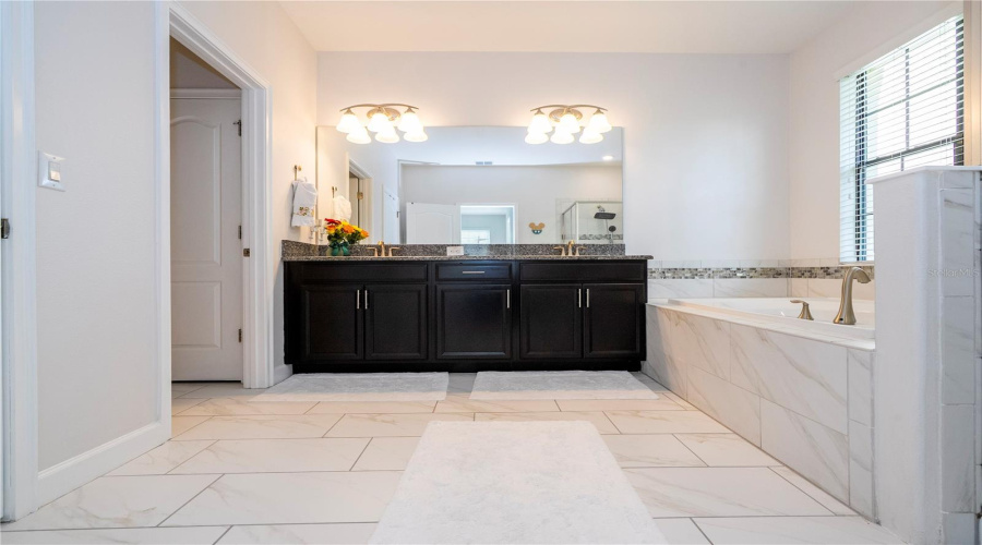 DAVENPORT, Florida 33896, 6 Bedrooms Bedrooms, ,5 BathroomsBathrooms,Residential,For Sale,SHINNECOCK HILLS,0,MFRO6314608