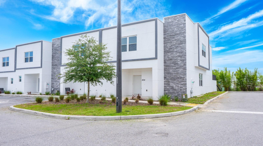 Don’t miss your chance to own this modern townhome in the heart of Florida’s vacation paradise!