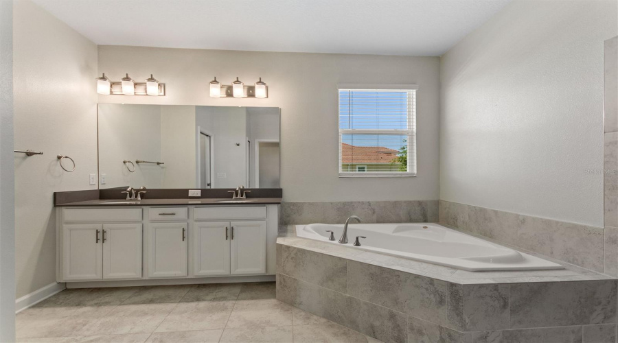 DAVENPORT, Florida 33896, 4 Bedrooms Bedrooms, ,2 BathroomsBathrooms,Residential,For Sale,DOWNSWING,0,MFRS5128479