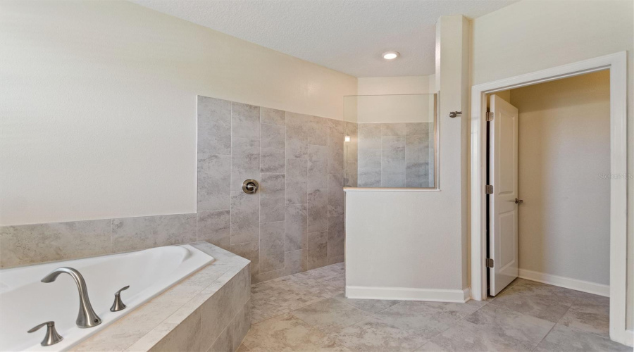 DAVENPORT, Florida 33896, 4 Bedrooms Bedrooms, ,2 BathroomsBathrooms,Residential,For Sale,DOWNSWING,0,MFRS5128479
