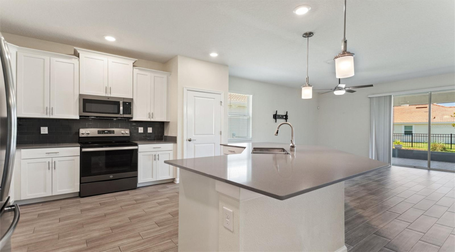 DAVENPORT, Florida 33896, 4 Bedrooms Bedrooms, ,2 BathroomsBathrooms,Residential,For Sale,DOWNSWING,0,MFRS5128479