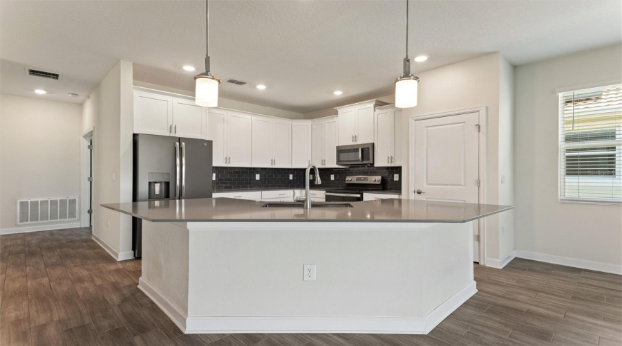 DAVENPORT, Florida 33896, 4 Bedrooms Bedrooms, ,2 BathroomsBathrooms,Residential,For Sale,DOWNSWING,0,MFRS5128479