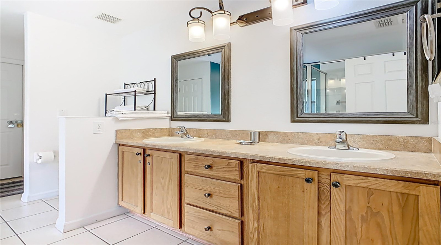 Davenport, Florida 33837, 5 Bedrooms Bedrooms, ,4 Bathroomsbathrooms,Residential,For Sale,Viola Dr,Mfro6315234