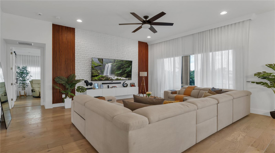 KISSIMMEE, Florida 34746, 4 Bedrooms Bedrooms, ,3 BathroomsBathrooms,Residential,For Sale,SHORESIDE,MFRR4909422