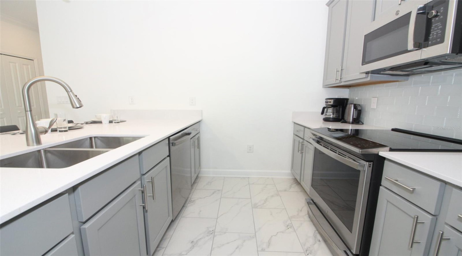 DAVENPORT, Florida 33896, 5 Bedrooms Bedrooms, ,4 BathroomsBathrooms,Residential,For Sale,LEADER,0,MFRO6316683