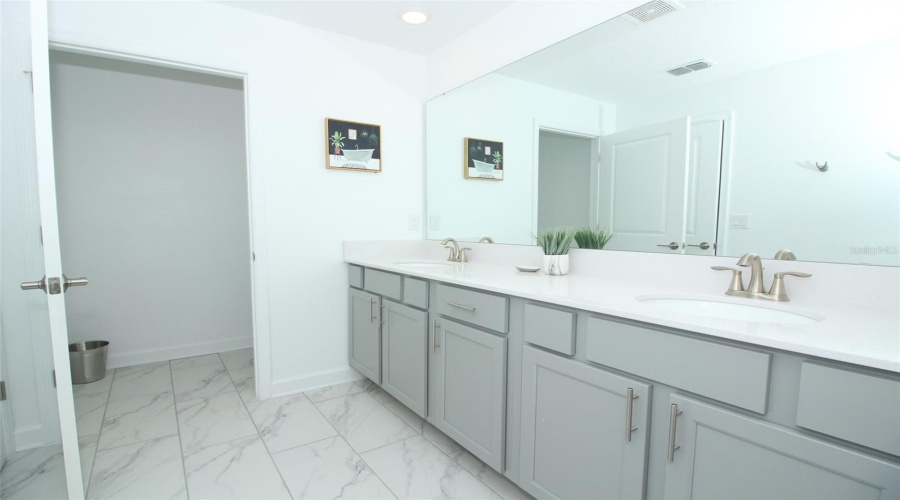 DAVENPORT, Florida 33896, 5 Bedrooms Bedrooms, ,4 BathroomsBathrooms,Residential,For Sale,LEADER,0,MFRO6316683