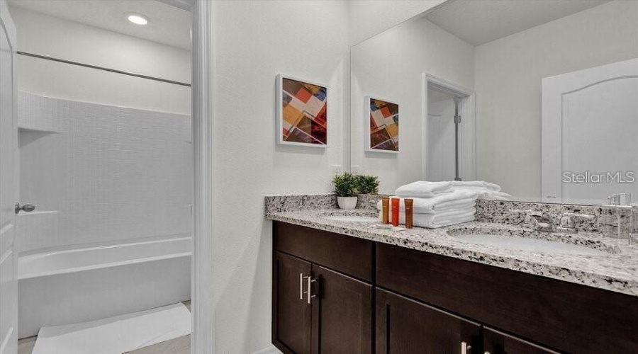 DAVENPORT, Florida 33837, 5 Bedrooms Bedrooms, ,4 BathroomsBathrooms,Residential,For Sale,OAKMOSS,MFRS5128700