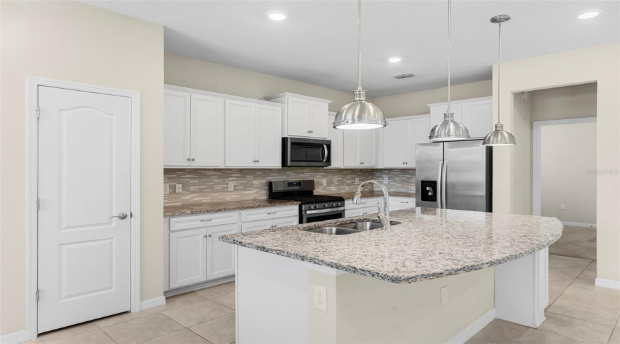 DAVENPORT, Florida 33837, 5 Bedrooms Bedrooms, ,4 BathroomsBathrooms,Residential,For Sale,OAKMOSS,0,MFRP4935103