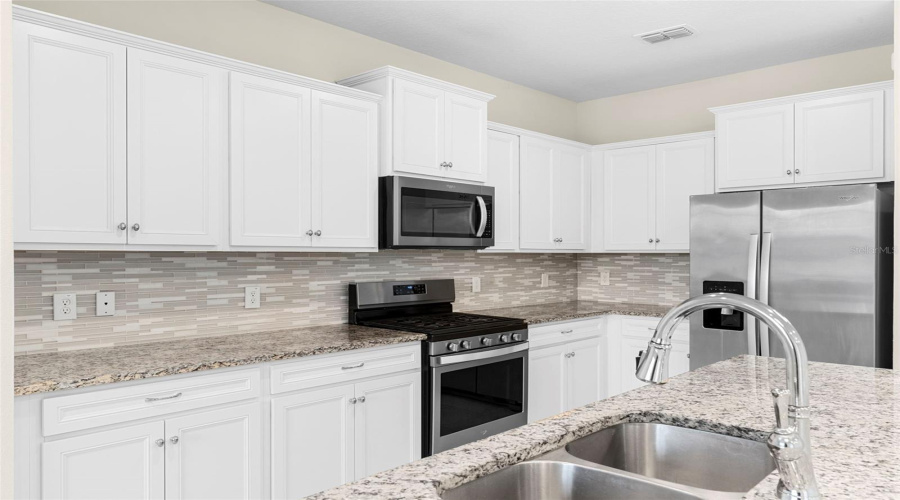 DAVENPORT, Florida 33837, 5 Bedrooms Bedrooms, ,4 BathroomsBathrooms,Residential,For Sale,OAKMOSS,0,MFRP4935103