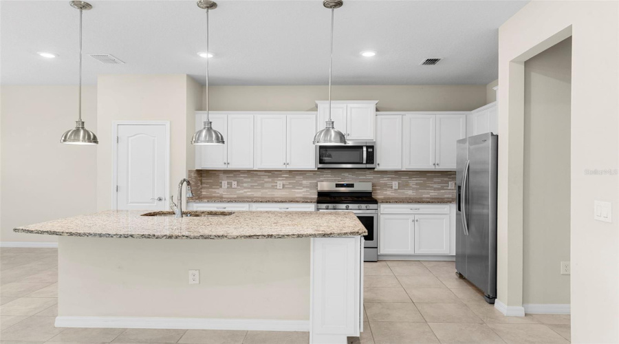 DAVENPORT, Florida 33837, 5 Bedrooms Bedrooms, ,4 BathroomsBathrooms,Residential,For Sale,OAKMOSS,0,MFRP4935103