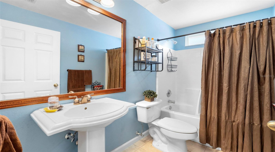 Guest bathroom 3