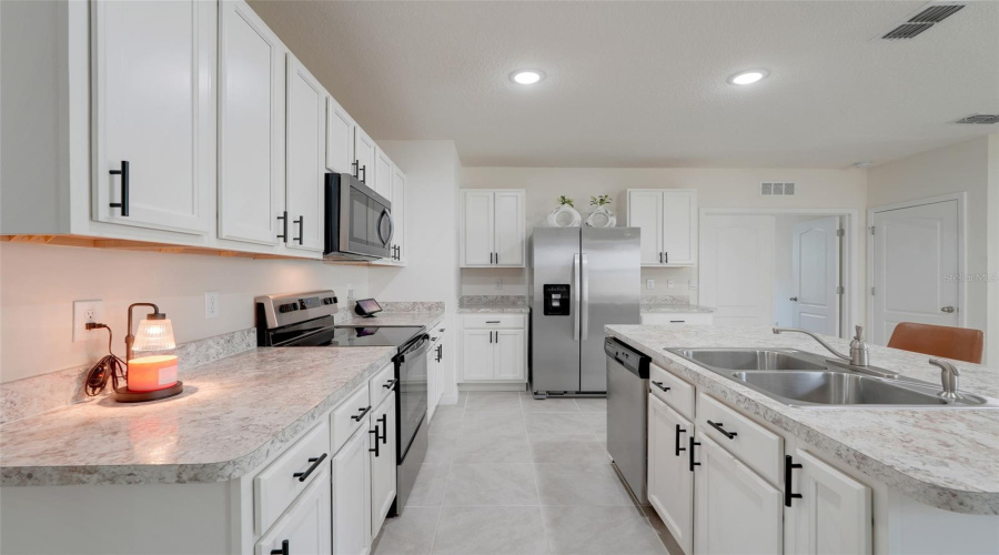 DAVENPORT, Florida 33837, 3 Bedrooms Bedrooms, ,2 BathroomsBathrooms,Residential,For Sale,BERRY,MFRTB8395769