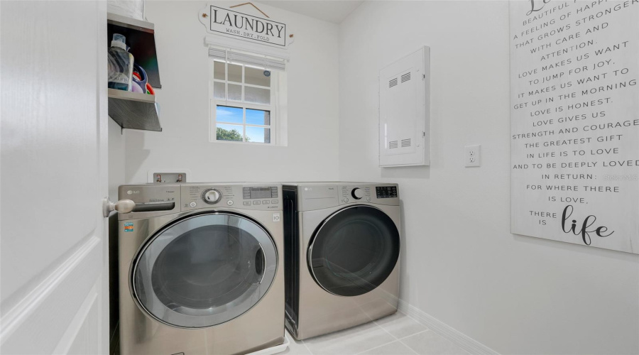 DAVENPORT, Florida 33837, 3 Bedrooms Bedrooms, ,2 BathroomsBathrooms,Residential,For Sale,BERRY,MFRTB8395769