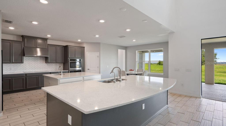 KISSIMMEE, Florida 34746, 6 Bedrooms Bedrooms, ,4 BathroomsBathrooms,Residential,For Sale,GATEWAY,MFRO6316832