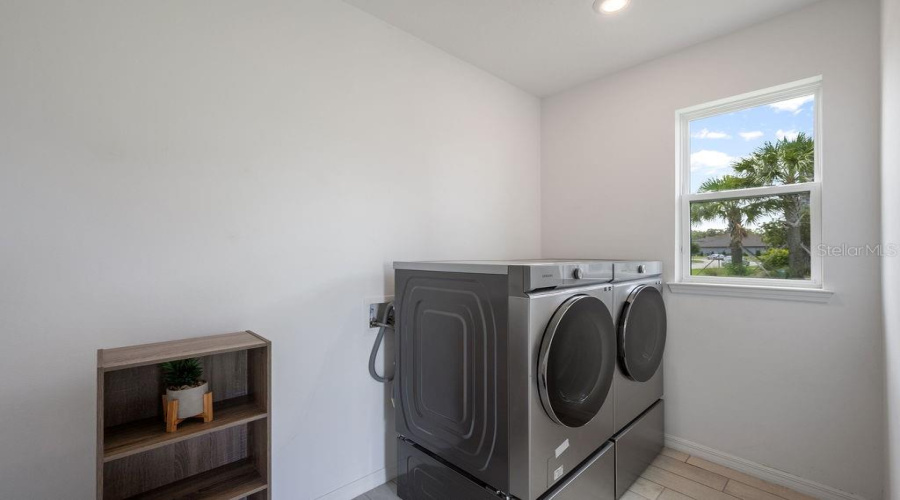 KISSIMMEE, Florida 34746, 6 Bedrooms Bedrooms, ,4 BathroomsBathrooms,Residential,For Sale,GATEWAY,MFRO6316832