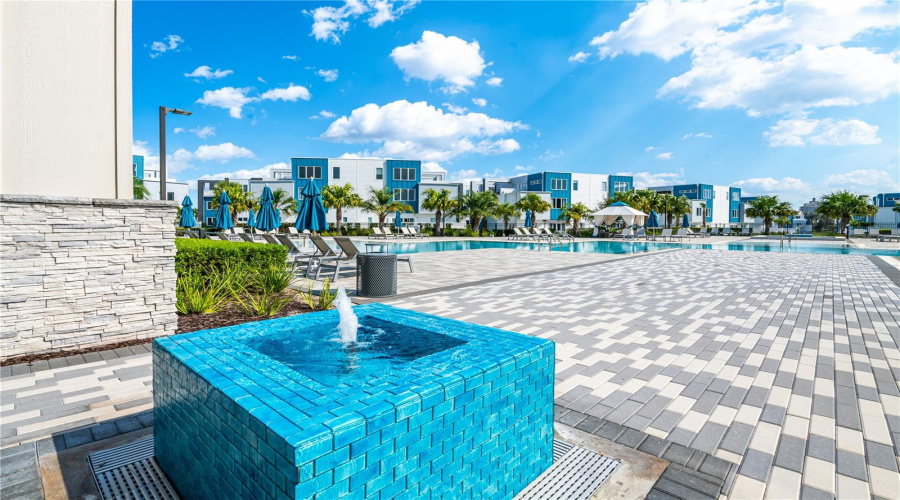 Clubhouse: Resort-style clubhouse
