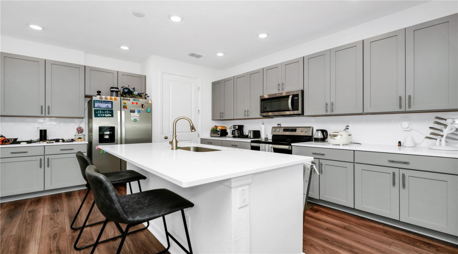 DAVENPORT, Florida 33896, 3 Bedrooms Bedrooms, ,2 BathroomsBathrooms,Residential,For Sale,BENOI,MFRO6317537