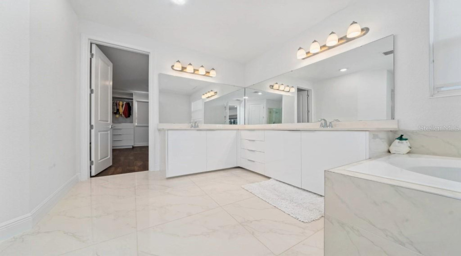 ORLANDO, Florida 32836, 5 Bedrooms Bedrooms, ,4 BathroomsBathrooms,Residential,For Sale,LUDINGTON,MFRO6315989