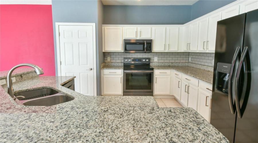 DAVENPORT, Florida 33897, 5 Bedrooms Bedrooms, ,3 BathroomsBathrooms,Residential,For Sale,CORVINA,0,MFRO6316601