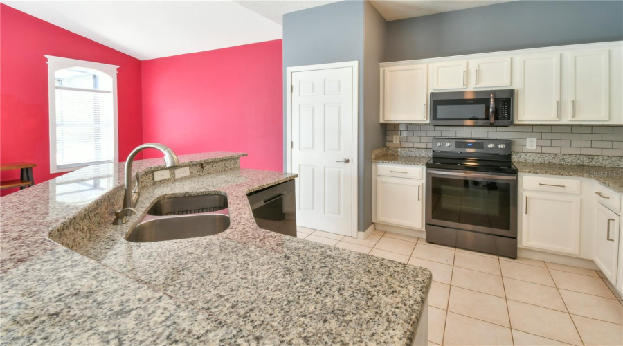DAVENPORT, Florida 33897, 5 Bedrooms Bedrooms, ,3 BathroomsBathrooms,Residential,For Sale,CORVINA,0,MFRO6316601