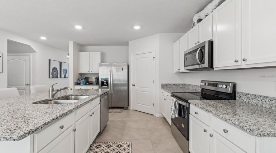 KISSIMMEE, Florida 34747, 5 Bedrooms Bedrooms, ,3 BathroomsBathrooms,Residential,For Sale,WHITE LILLY,MFRO6317938