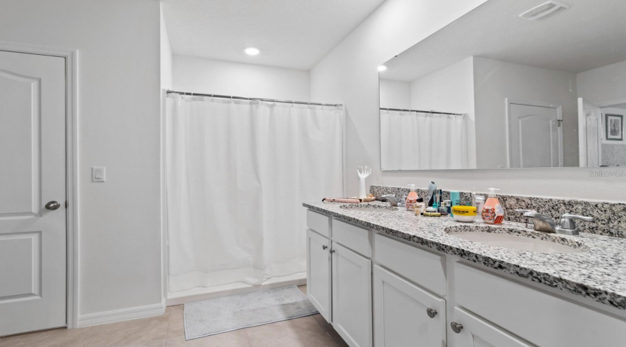 KISSIMMEE, Florida 34747, 5 Bedrooms Bedrooms, ,3 BathroomsBathrooms,Residential,For Sale,WHITE LILLY,MFRO6317938
