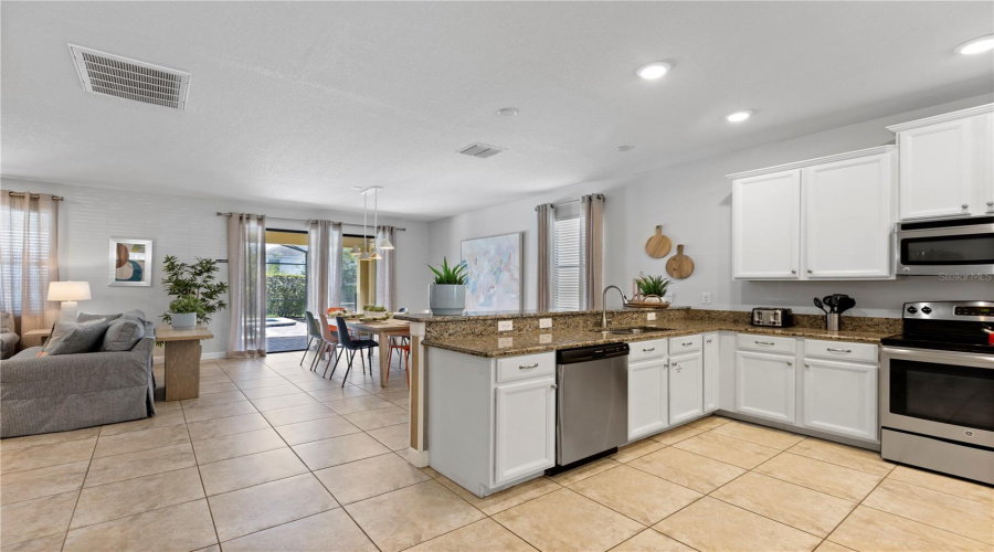 DAVENPORT, Florida 33896, 5 Bedrooms Bedrooms, ,4 BathroomsBathrooms,Residential,For Sale,SHADOW MOUNTAIN,0,MFRO6318072