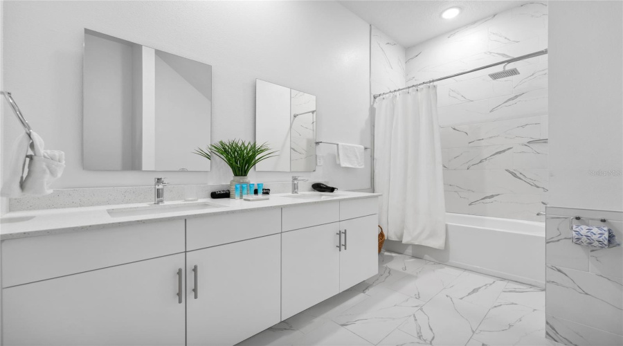 DAVENPORT, Florida 33896, 5 Bedrooms Bedrooms, ,4 BathroomsBathrooms,Residential,For Sale,FAMAGUSTA,0,MFRO6318661