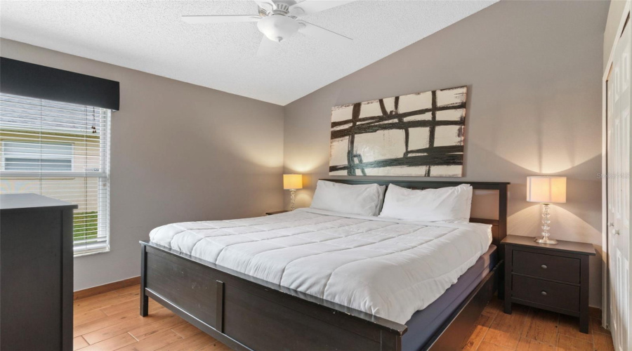 Second SuiteKing bed with private bathroom.