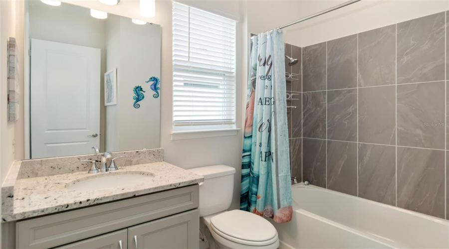 Un suite bathroom