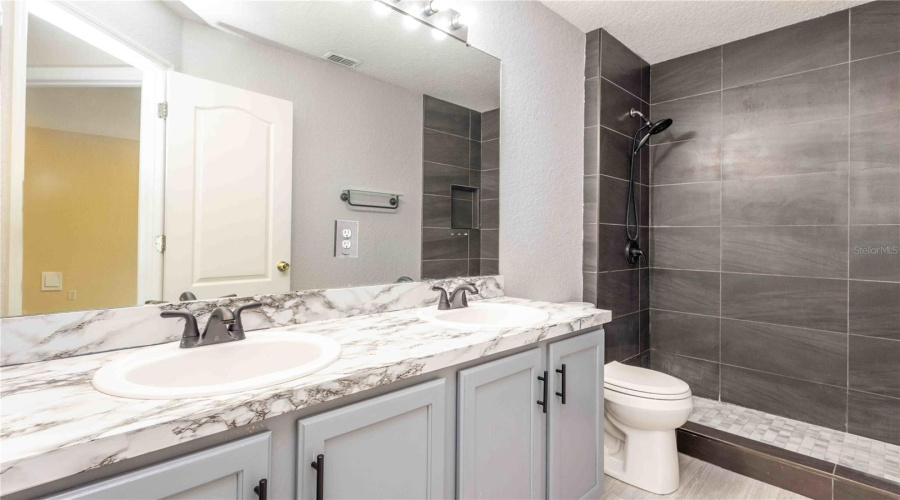 DAVENPORT, Florida 33897, 5 Bedrooms Bedrooms, ,3 BathroomsBathrooms,Residential,For Sale,BLACKHEATH,MFRO6300809