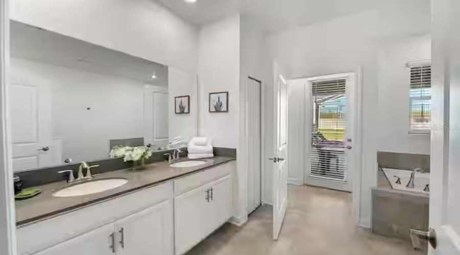 DAVENPORT, Florida 33896, 8 Bedrooms Bedrooms, ,5 BathroomsBathrooms,Residential,For Sale,SOMMERSET HILLS,MFRS5129299