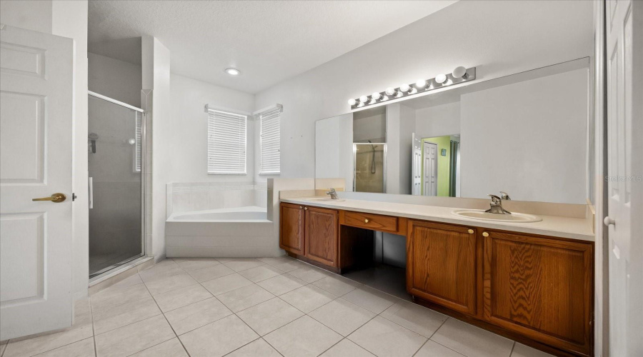 KISSIMMEE, Florida 34746, 5 Bedrooms Bedrooms, ,4 BathroomsBathrooms,Residential,For Sale,CHAPALA,0,MFRO6319320